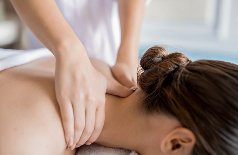 Miết ngón tay theo chiều ngang của cổ vai gáy rồi nhẹ nhàng xoa bóp Miết ngón tay theo chiều ngang của cổ vai gáy rồi nhẹ nhàng xoa bóp